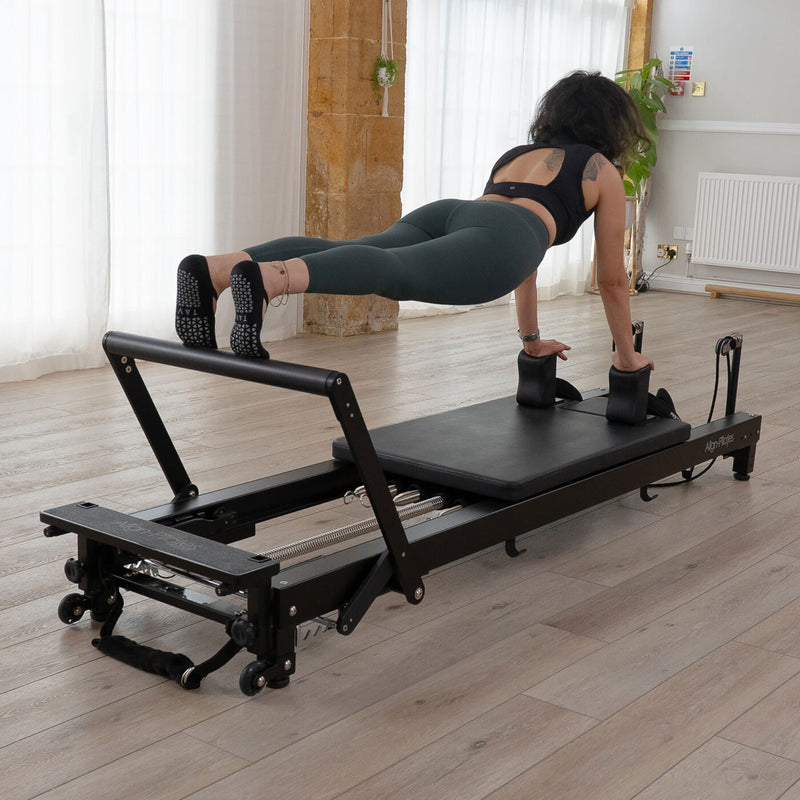 C8-Pro Pilates Reformer - Musta